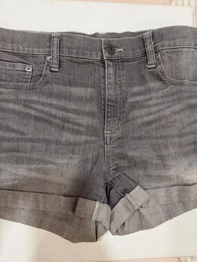 Gap Slim Gray Slim-Style Shorts - Size 31R